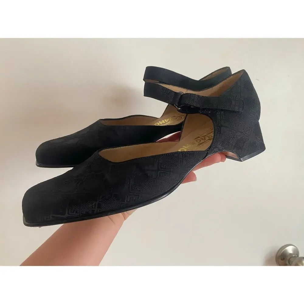 Ferragamo size 9 black fabric Mary Jane low heels